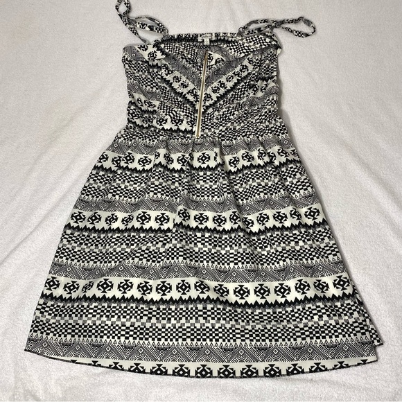 Charlotte Russe Geometric Aztec Black and White Dress Size Large - Picture 4 of 7